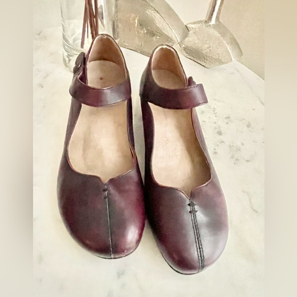 TAOS Sz US 9 EU 40 Velcro Closure Heeled Leather Mary Jane Comfort Shoes - EUC - Picture 1 of 12
